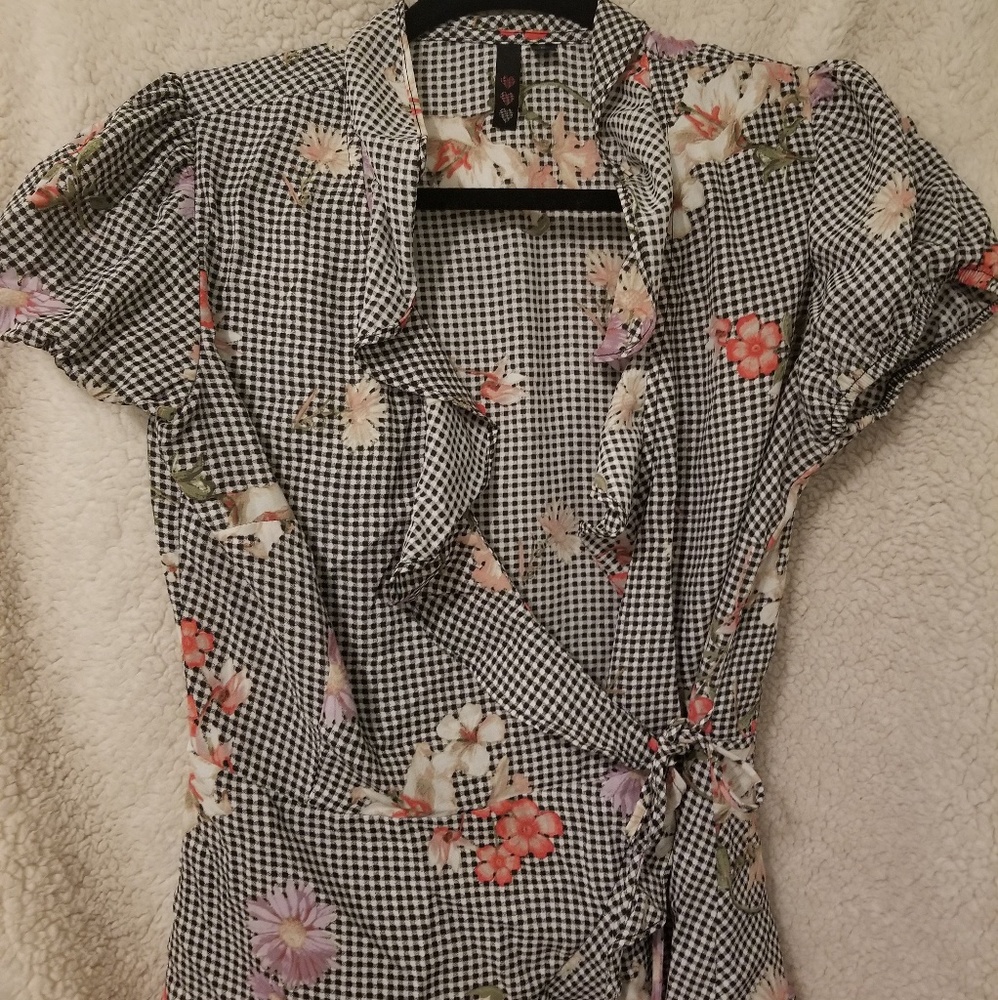3/$15 Gingham wrap top with flowers